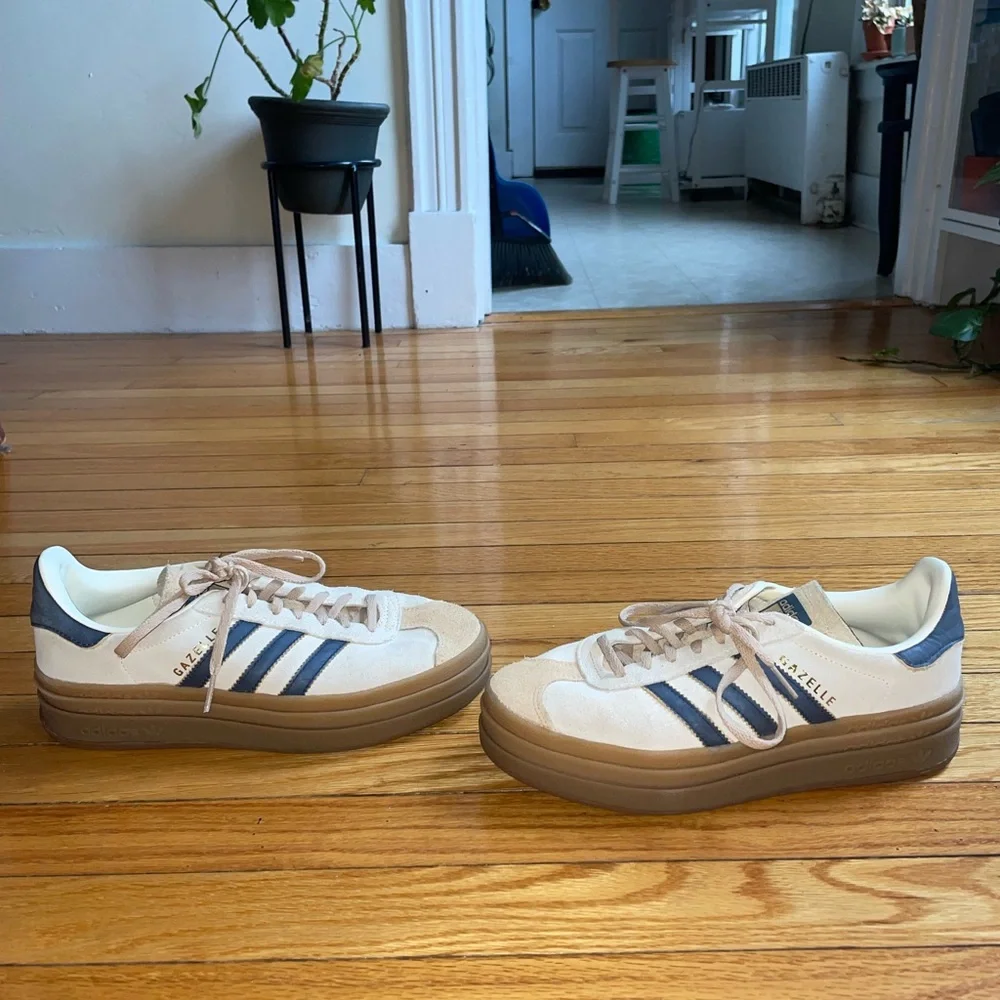 Adidas Gazelle Bold, women’s size 8, cream and navy sneakers - Picture 4 of 8